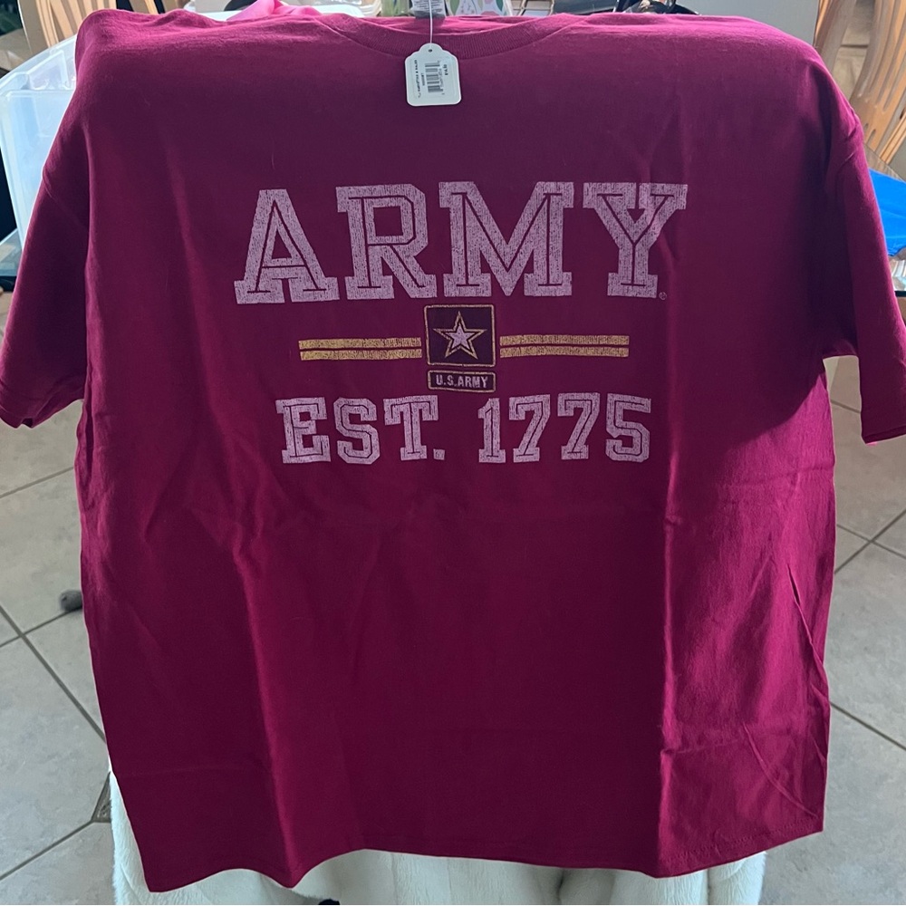U.S. ARMY Gildan Graphic Tee NWT, Official Army Merchandise Sz XL in Cranberry